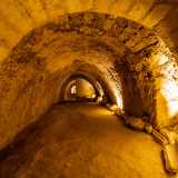 Torniamo sui nostri passi. Dinanzi a noi si estende una lunghissima galleria con ai lati resti lapidei trovati tra le macerie...